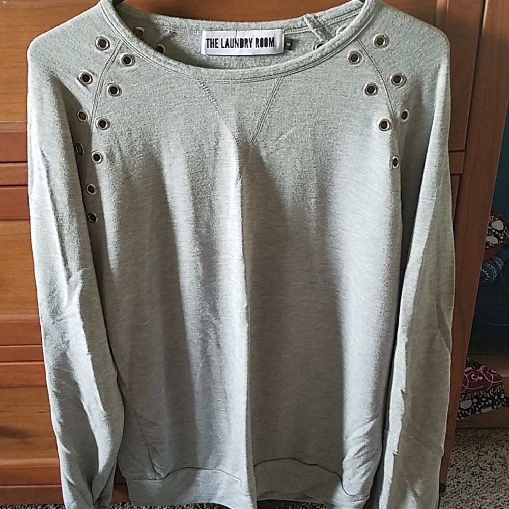 Gray long sleeve shirt